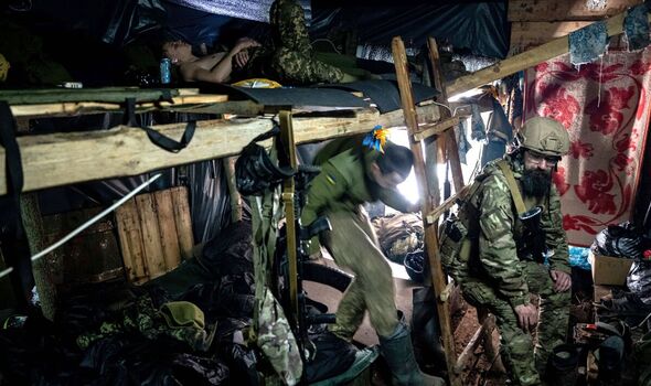 Des parachutistes ukrainiens de la 80e brigade d'assaut aérien se reposent dans un abri sur la ligne de front près de Bakhmut.