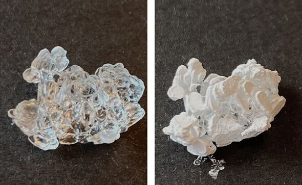 cristaux de mirabilite, à gauche, et déshydratés, à droite