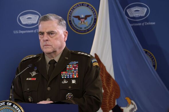 Le secrétaire à la défense Austin et le général Milley tiennent une conférence de presse au Pentagone.
