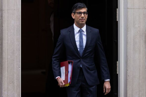 Le Premier ministre Rishi Sunak quitte Downing Street pour assister aux questions des Premiers ministres Londres