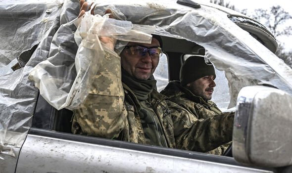 Des soldats ukrainiens se dirigent vers les lignes de front à Chasiv Yar