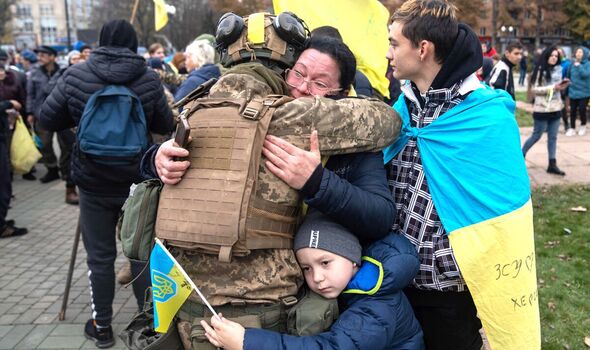 Les résidents locaux ont pleuré lorsque les soldats ukrainiens les ont libérés de la domination russe à Kherson 