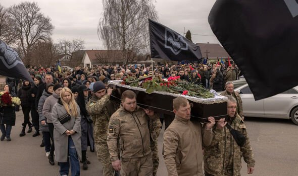 Des soldats ukrainiens portent le cercueil de Serhii Myronchykov, 32 ans, dans le village de Hnidyn, Kiev 