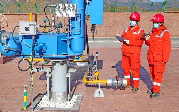Des techniciens inspectent des installations pipelinières à Qinhuangdao