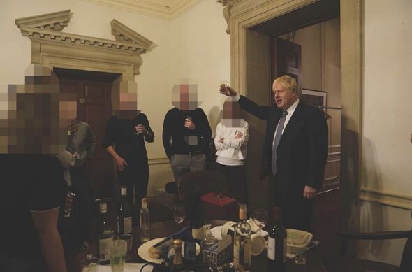 Boris Johnson sortant des boissons
