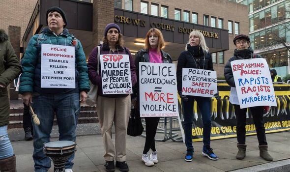  Des militants manifestent devant le tribunal de la Couronne de Southwark