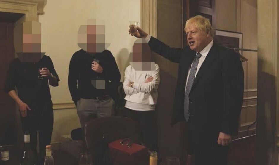 Boris Johnson portant un toast au vin