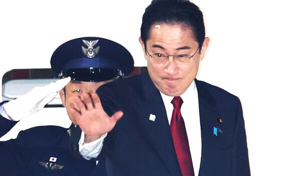 Le Premier ministre japonais Fumio Kishida quitte l'aéroport de Heneda à Tokyo avant une visite à Kiev 