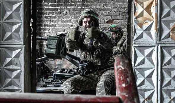 Les militaires ukrainiens lèvent le pouce lors d'une pause du front 