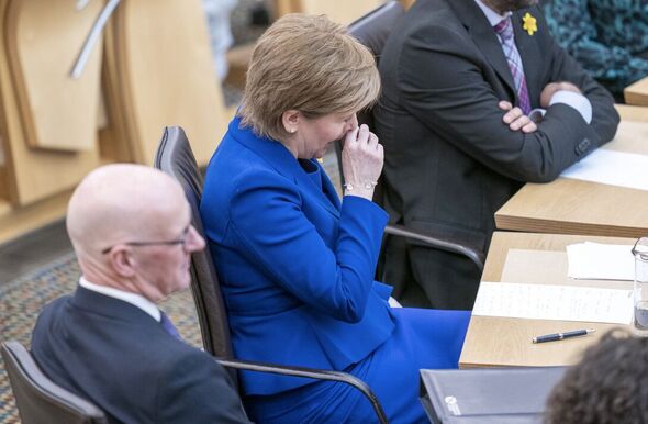 Nicola Sturgeon essuie une larme (plan large)