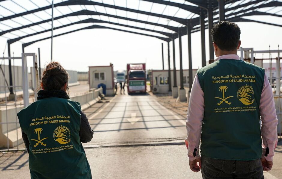 Des convois d'aide saoudienne pour les personnes touchées par le tremblement de terre arrivent à Jenderes, en Syrie