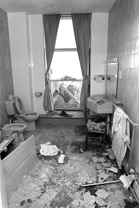 Débris dans la salle de bain de la suite Napoléon du premier ministre Margaret Thatcher