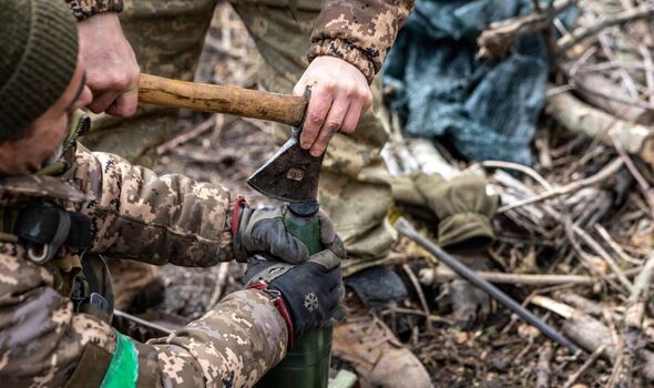 Les soldats ukrainiens arment des obus