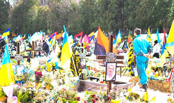 Le cimetière de Lychakiv à Lviv, dans l'ouest de l'Ukraine, montre l'ampleur de la mort depuis l'invasion russe 