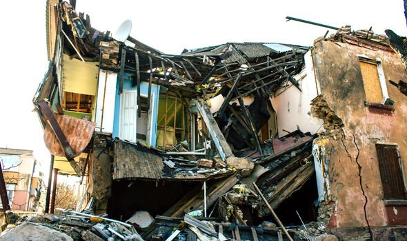 Une maison à Kherson, dans le sud de l'Ukraine, est détruite après un bombardement russe 