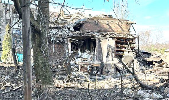 Une maison dans la ville orientale de Kostyantynivka a été détruite par des bombardements russes 