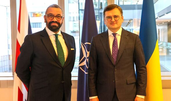 Le ministre britannique des Affaires étrangères James Cleverly rencontre le ministre ukrainien des Affaires étrangères Dmytro Kuleba à Bruxelles 
