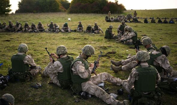 Des recrues ukrainiennes lors d'un cours d'entraînement au combat de cinq semaines avec les forces armées britanniques