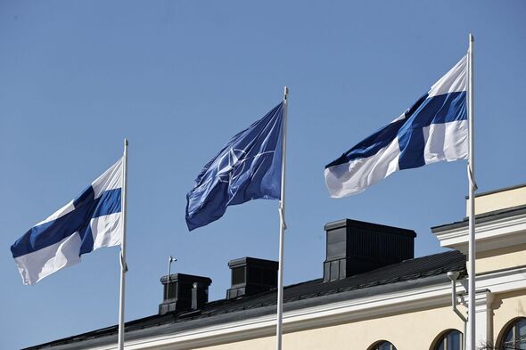 Des drapeaux finlandais et de l'OTAN flottent dans la cour du ministère des Affaires étrangères à Helsinki, Finlande