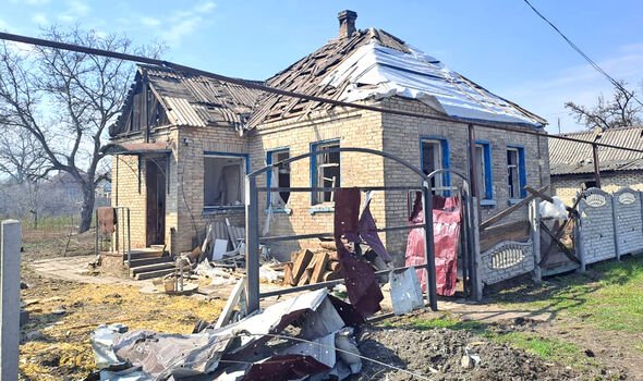 Pavlo Krylyenko a partagé des photos de certaines des maisons détruites par les bombardements russes le dimanche des Rameaux 