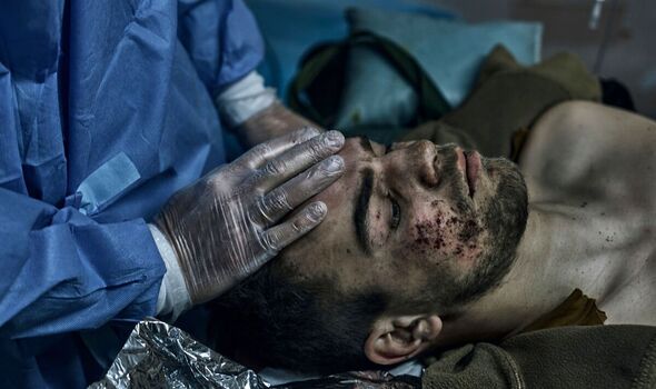 Un infirmier militaire prodigue les premiers soins à un soldat blessé lors d'une bataille près de Bakhmut