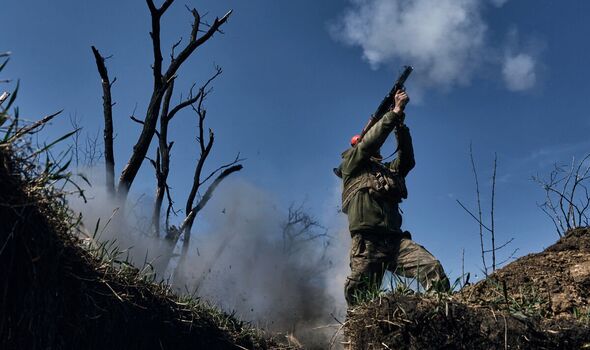 Un soldat ukrainien tire un lance-grenades sur la ligne de front à Bakhmut