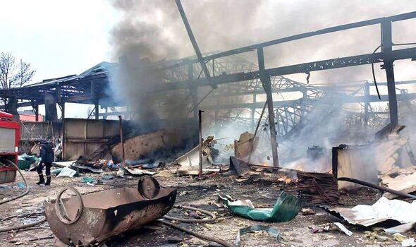Un bâtiment à Kherson a été mis en pièces après de violents bombardements mardi 