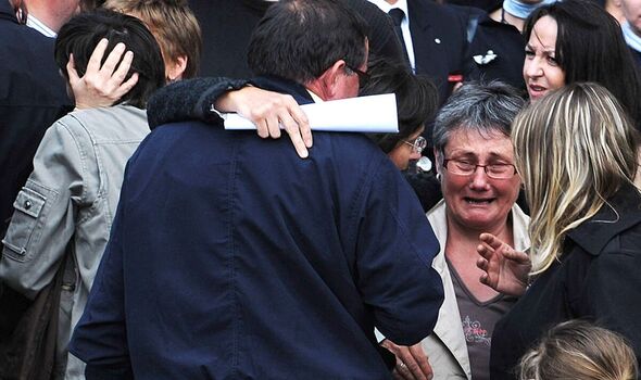 Des proches non identifiés de passagers du vol 447 d'Air France pleurent devant la cathédrale Notre-Dame