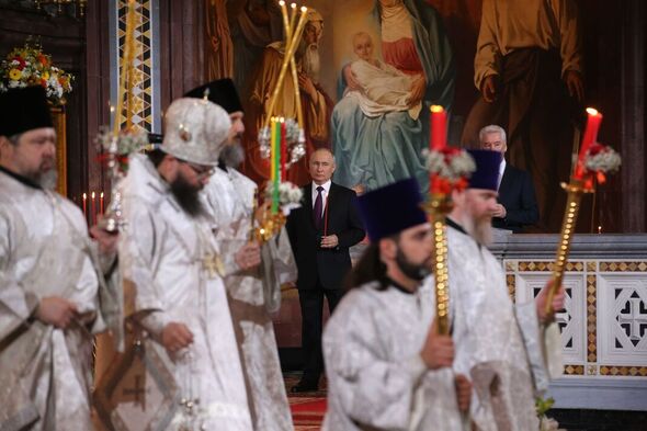 Le président russe Poutine visite une église orthodoxe pour marquer la Pâques orthodoxe orientale