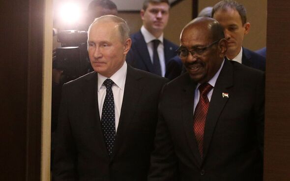 Le président russe Vladimir Poutine reçoit le président soudanais Omar el-Béchir à Sotchi