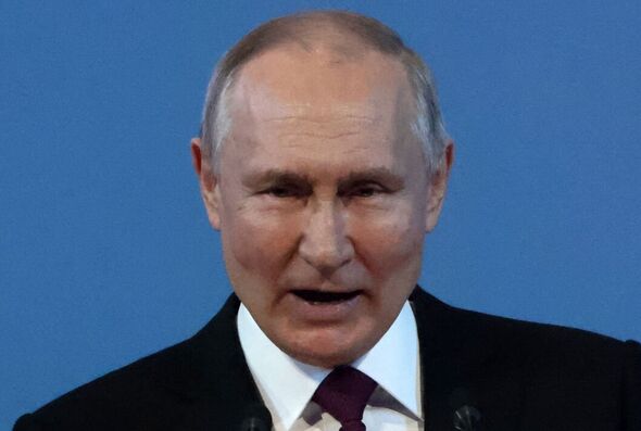 Le président russe Poutine assiste à un événement marquant la Journée des cosmonautes