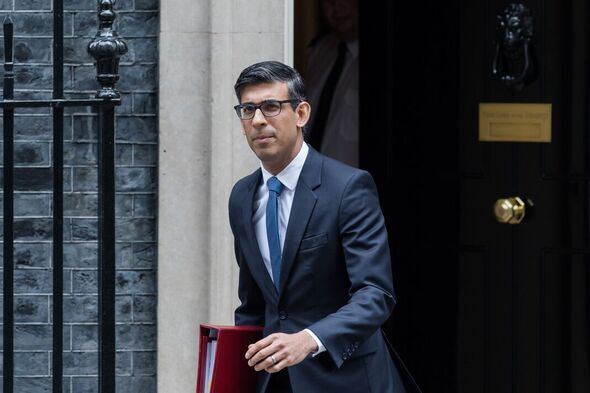 Rishi Sunak quitte Downing Street pour les PMQ à Londres