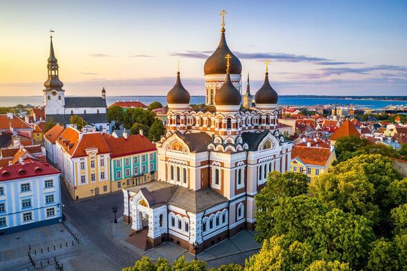 La cathédrale Alexandre Nevsky et la cathédrale St Mary au coucher du soleil à Tallinn, Estonie