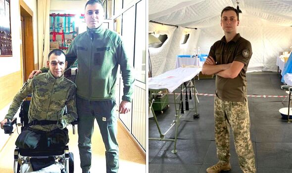 Le médecin militaire Horodetskyi Oleksandr, 27 ans, se tient debout avec le double amputé Denis, blessé par une mine russe