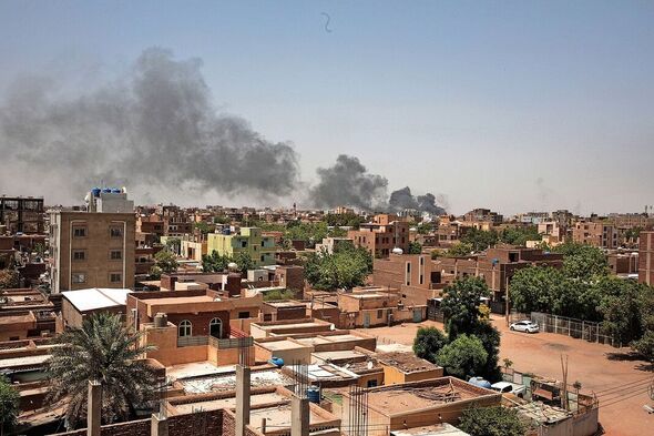 De la fumée est vue à Khartoum, au Soudan