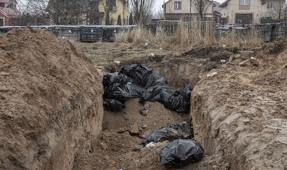 Des corps retrouvés dans un fossé peu profond après l'occupation russe de Bucha