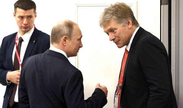 Dmitry Peskov (R) a déclaré que Vladimir Poutine (L) n'était pas au Kremlin lors de l'attaque 