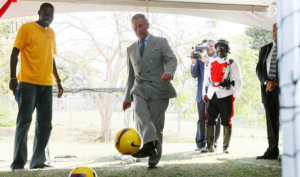 Charles tapant dans un ballon en Jamaïque