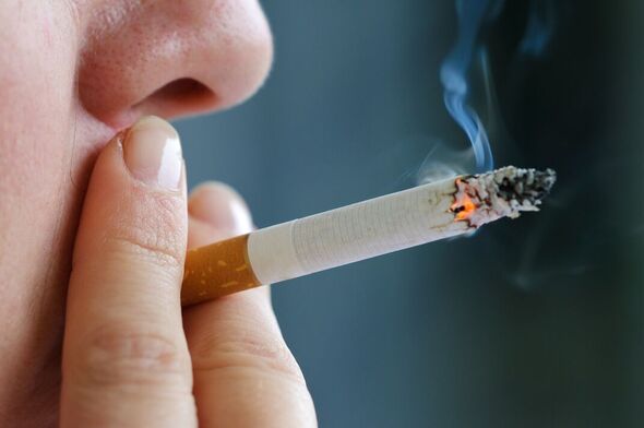 Une cigarette filtrée étant fumée