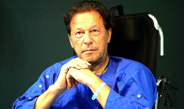 L'ancien Premier ministre pakistanais Imran Khan a été arrêté mardi par un groupe affilié à l'armée 