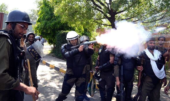 La police tire des gaz lacrymogènes pour disperser les manifestants à Lahore