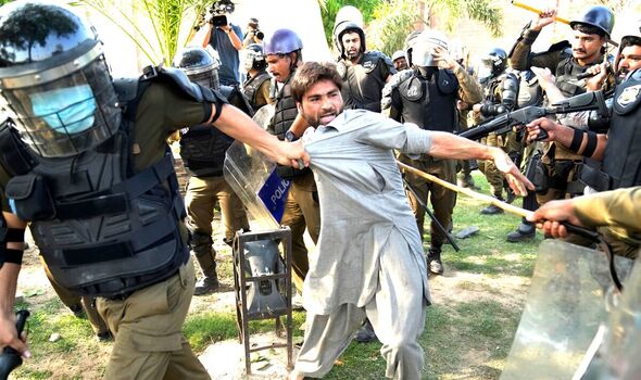 Un manifestant se bat avec la police et l'armée à Lahore après son arrestation 