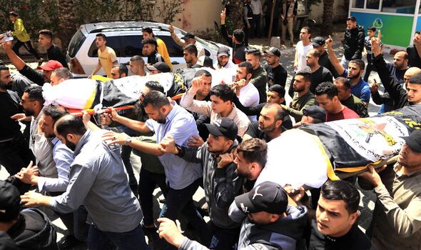 Des personnes en deuil assistent aux funérailles du commandant du Jihad islamique palestinien Ali Ghali et de son frère Mahmoud