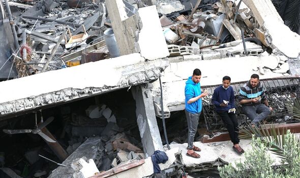 Des Palestiniens tentent de sauver des biens sous les décombres de leur maison détruite