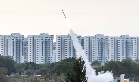 Le système israélien de dôme de fer tire depuis Ashkelon pour intercepter les roquettes tirées depuis la bande de Gaza