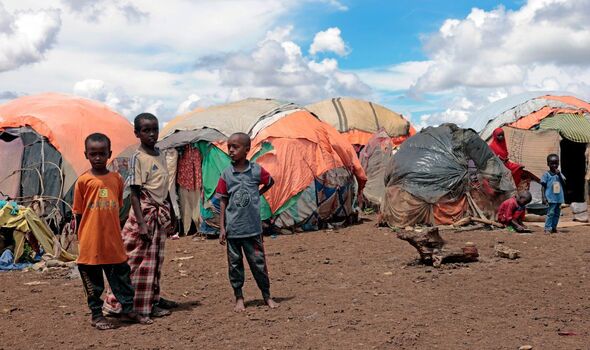 Des familles désespérées vivent dans des abris de fortune après avoir fui leurs maisons pour échapper à la famine