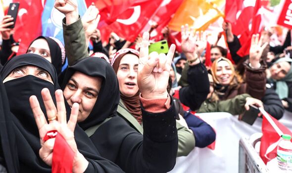 Les partisans du président turc Erdogan assistent à son événement de campagne électorale à Istanbul
