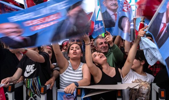 Les supporters applaudissent en attendant l'arrivée du candidat à la présidentielle Kemal Kilicdaroglu