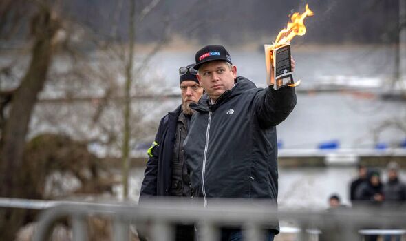 Le personnage d'extrême droite Rasmus Paludan brûle le Coran devant l'ambassade de Turquie à Stockholm