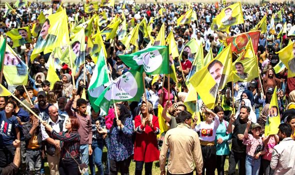 Des milliers de Kurdes manifestent dans le nord-est de la Syrie contre Erdogan 